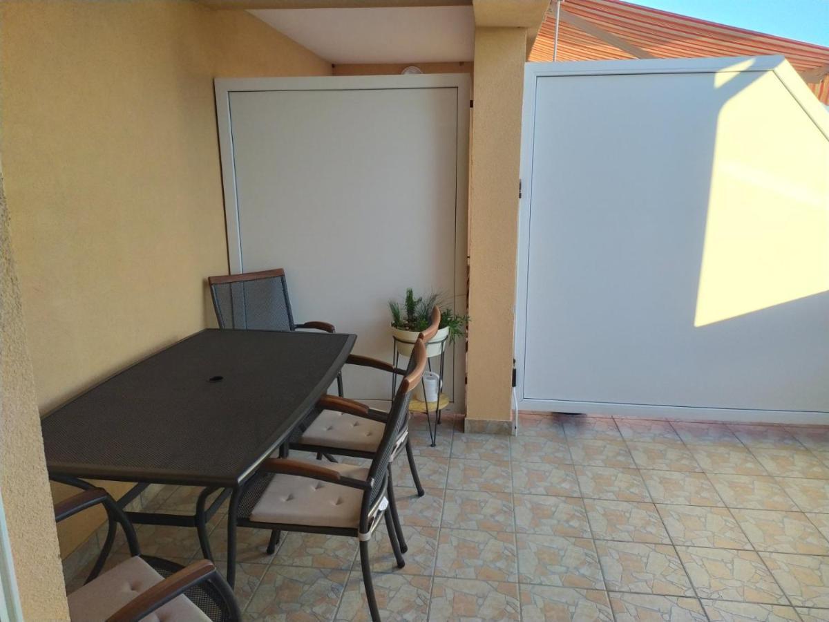 Zobic Family Apartments Rab Town Esterno foto